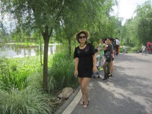 身材略丰满的墨镜人妻穿肉丝外出玩耍