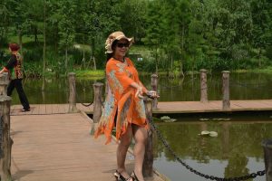 身材略丰满的墨镜人妻穿肉丝外出玩耍