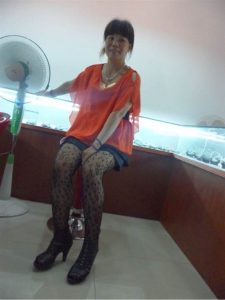 肉丝美熟约我去她家拿手机拍照