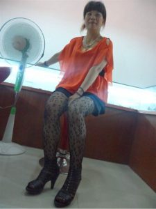 肉丝美熟约我去她家拿手机拍照