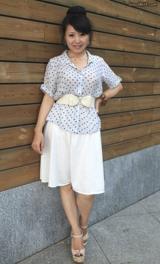 山阿姨这次在公园里露涂了指甲油的脚趾[第6张/共6张]