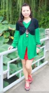 极品熟女山阿姨公园秀腿