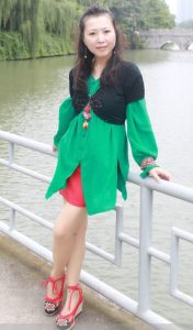 极品熟女山阿姨公园秀腿