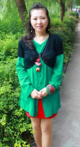 极品熟女山阿姨公园秀腿