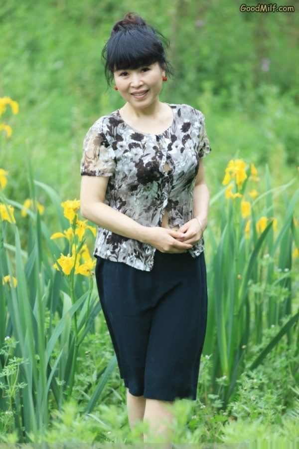 山阿姨故意打开一颗上衣扣子露内衣太性感[第1张/共8张]