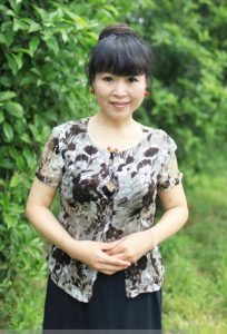 山阿姨故意打开一颗上衣扣子露内衣太性感