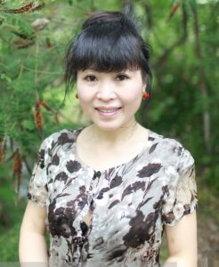 山阿姨故意打开一颗上衣扣子露内衣太性感