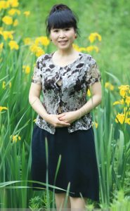 山阿姨故意打开一颗上衣扣子露内衣太性感