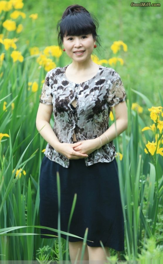 山阿姨故意打开一颗上衣扣子露内衣太性感[第4张/共8张]