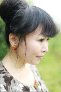 山阿姨故意打开一颗上衣扣子露内衣太性感