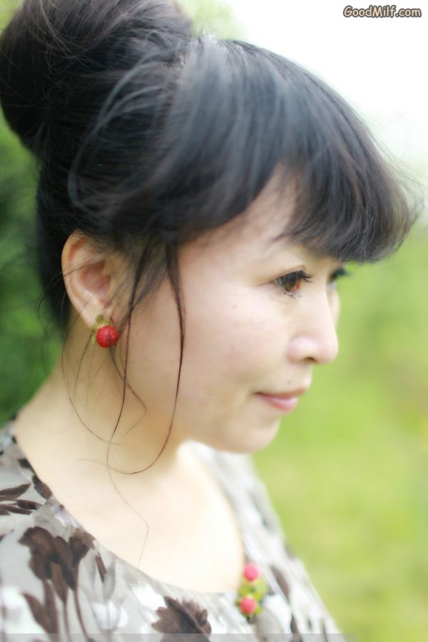 山阿姨故意打开一颗上衣扣子露内衣太性感[第5张/共8张]