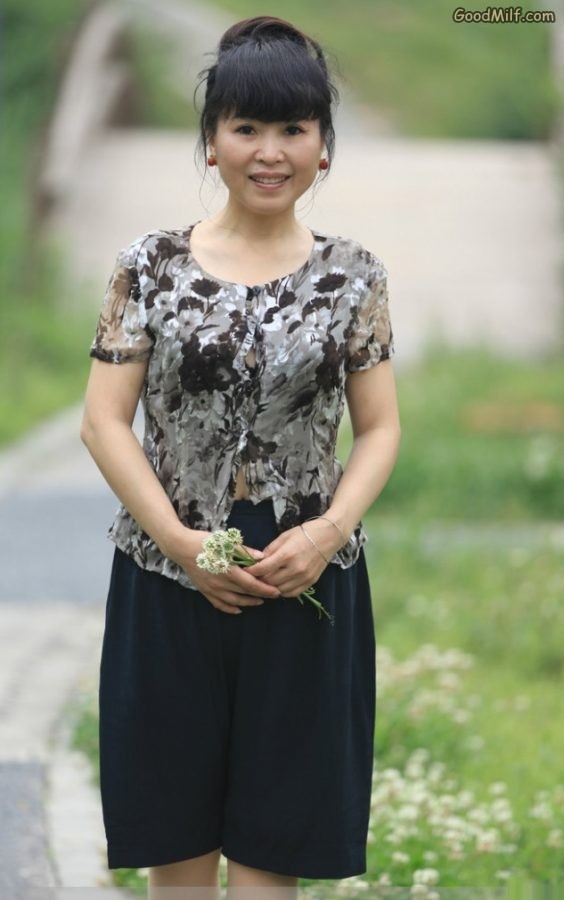 山阿姨故意打开一颗上衣扣子露内衣太性感[第6张/共8张]