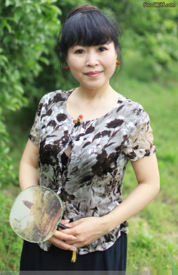 山阿姨故意打开一颗上衣扣子露内衣太性感[第7张/共8张]