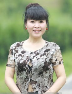 山阿姨故意打开一颗上衣扣子露内衣太性感