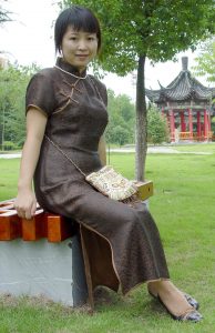 丰满的山阿姨穿旗袍肉丝在公园里拍照