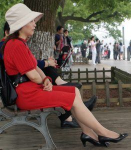 山阿姨穿上肉丝袜到景区游览