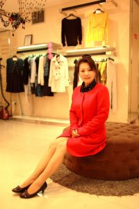 山阿姨商场秀肉丝腿漂亮