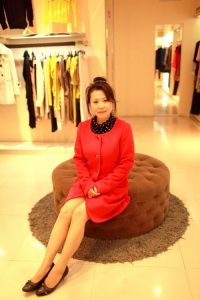 山阿姨商场秀肉丝腿漂亮