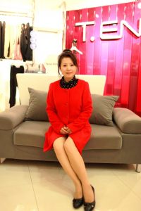 山阿姨商场秀肉丝腿漂亮