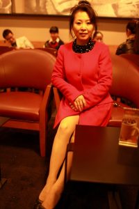 山阿姨商场秀肉丝腿漂亮