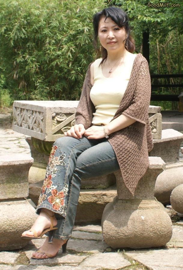 山阿姨上身丰满秀高跟美足[第2张/共5张]