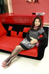 山阿姨去哪里都不忘记秀丝腿