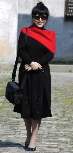 气质山阿姨穿丝袜在水镇留影