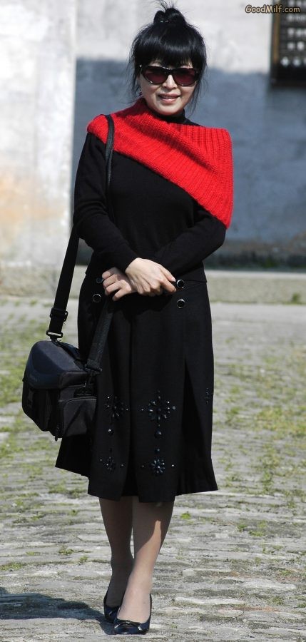 气质山阿姨穿丝袜在水镇留影[第2张/共2张]