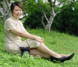 丰满的山阿姨水边旗袍肉丝秀