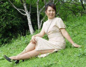 丰满的山阿姨水边旗袍肉丝秀