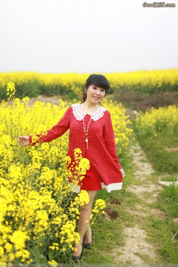 山阿姨田野里秀白腿[第1张/共11张]