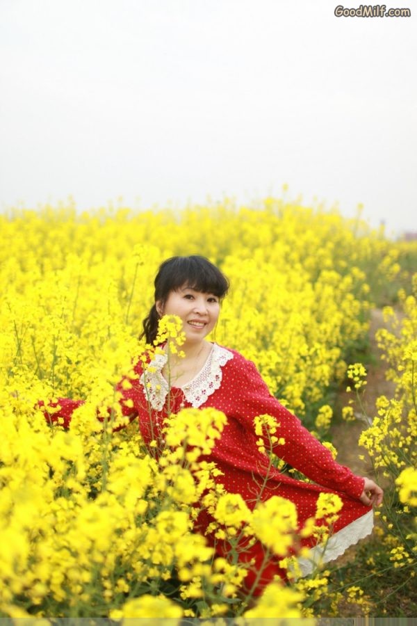 山阿姨田野里秀白腿[第10张/共11张]