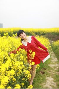 山阿姨田野里秀白腿