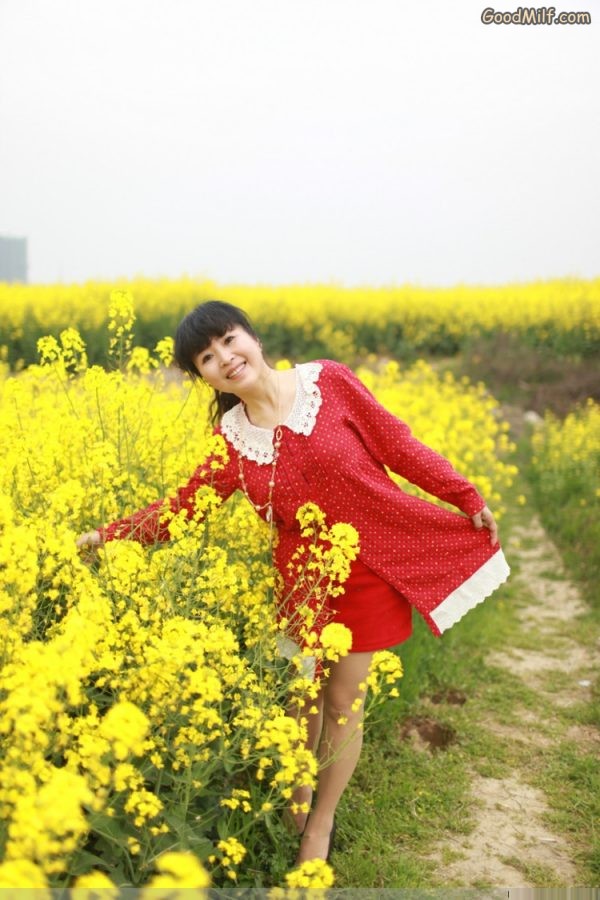 山阿姨田野里秀白腿[第2张/共11张]