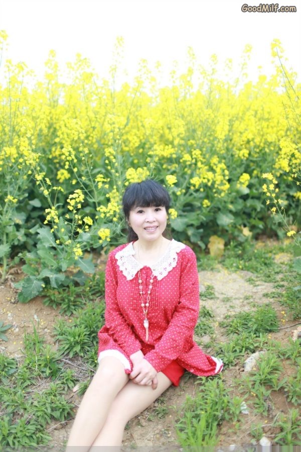 山阿姨田野里秀白腿[第6张/共11张]