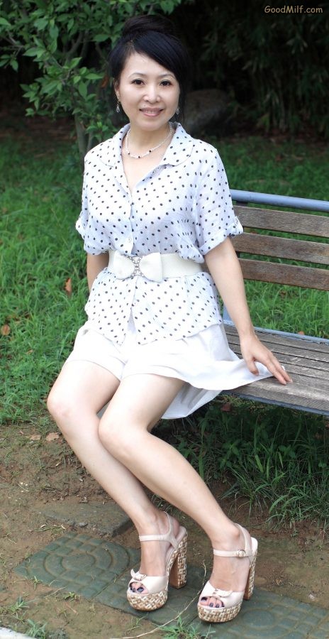 山阿姨这次在公园里露涂了指甲油的脚趾[第1张/共6张]