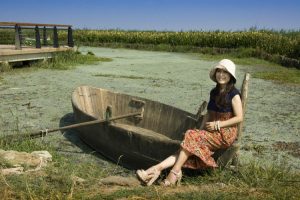 湖边优雅的熟女山阿姨