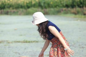 湖边优雅的熟女山阿姨