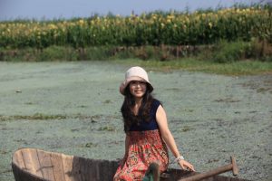 湖边优雅的熟女山阿姨