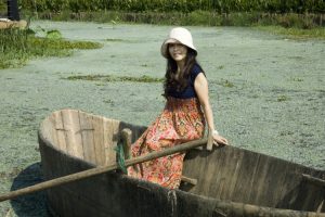 湖边优雅的熟女山阿姨