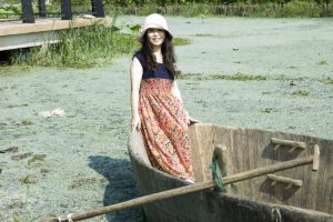 湖边优雅的熟女山阿姨