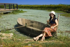 湖边优雅的熟女山阿姨
