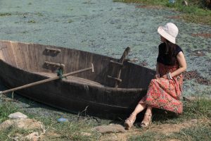 湖边优雅的熟女山阿姨