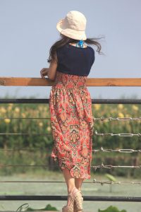 湖边优雅的熟女山阿姨