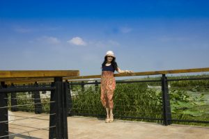 湖边优雅的熟女山阿姨