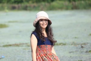 湖边优雅的熟女山阿姨