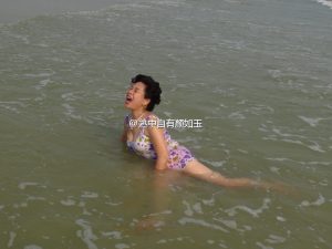 山东表姑妈白乳泳装透出红内裤