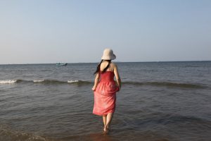 山阿姨山东海边秀脚丫子