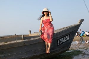 山阿姨山东海边秀脚丫子