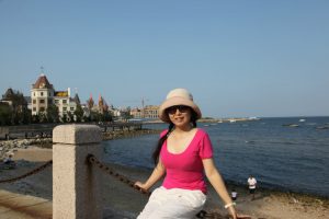 山阿姨山东海边秀脚丫子